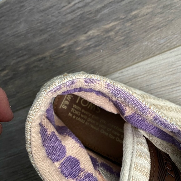 Toms - Picture 2 of 2